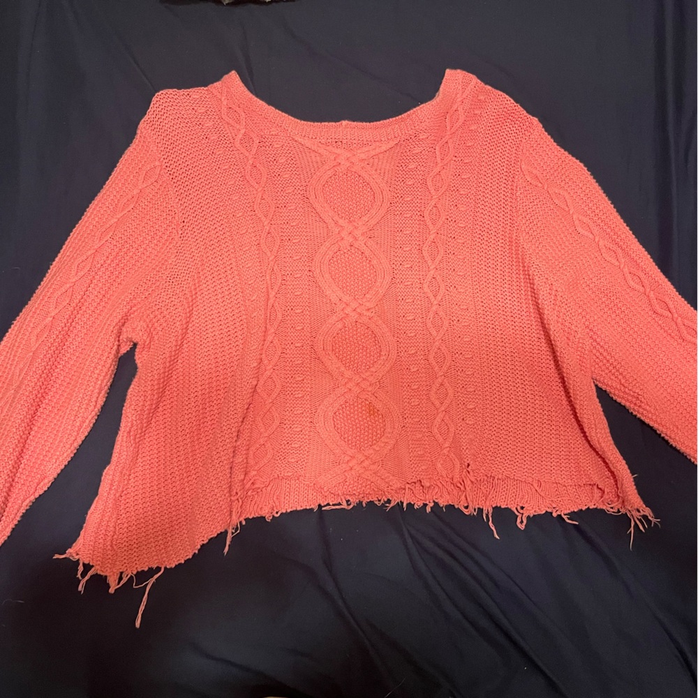 Pink cropped sweater with a beautiful knitted designs